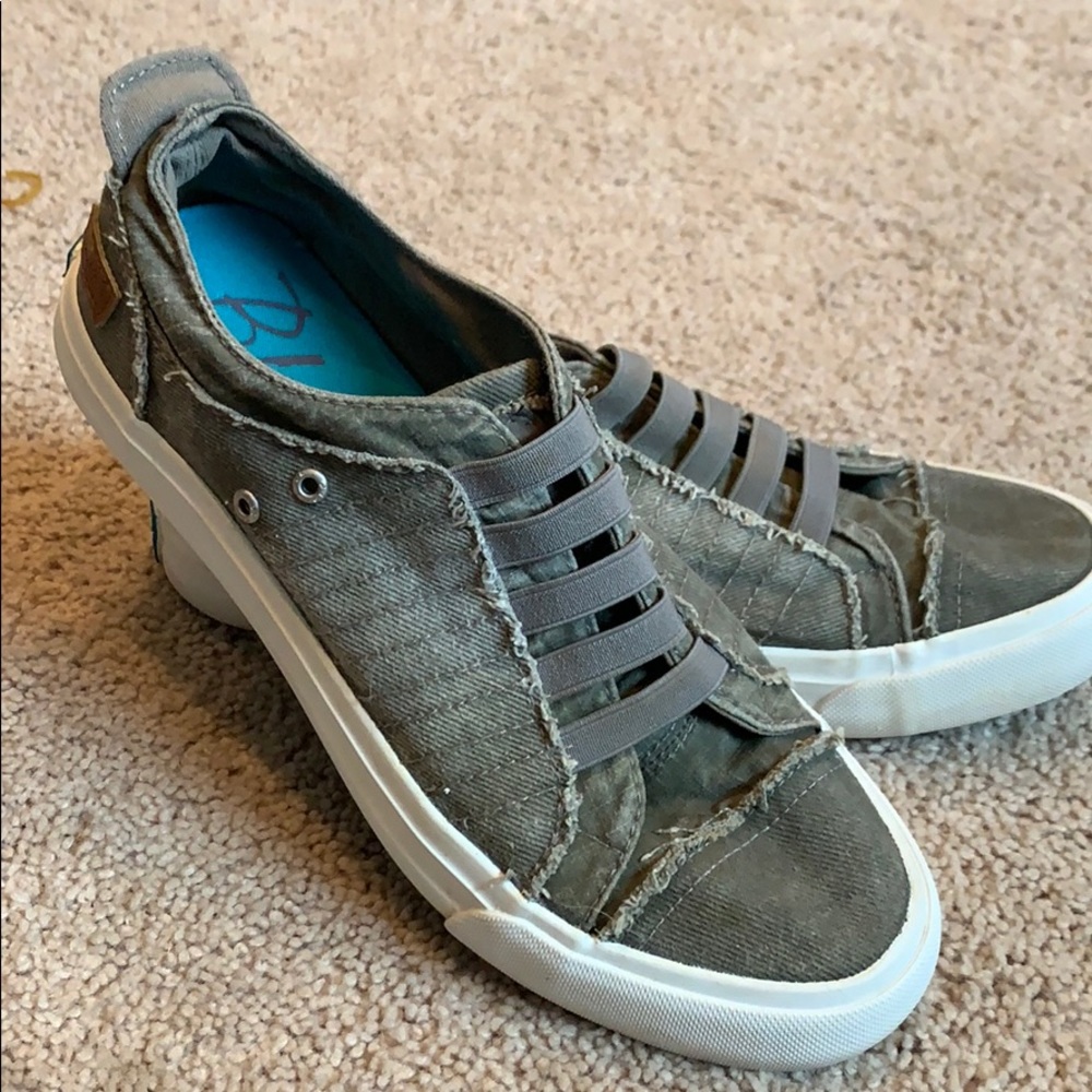 Blowfish slip on sneakers 👟